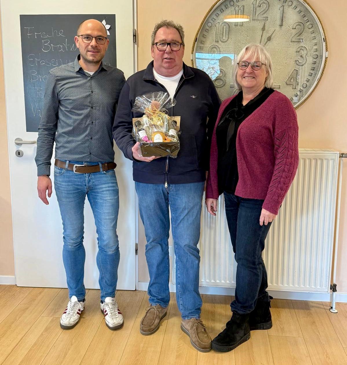 Tim Scheipers und Anke Bresler, Geschäftsführung, überreichten ein Abschiedspräsent