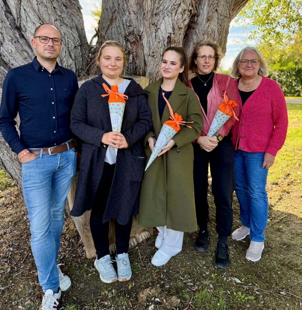 Auf dem Foto von links nach rechts: Tim Scheipers (Geschäftsführer), Julia Kneuertz, Nervesa Delic, Melanie Baumgart, Anke Bresler (Geschäftsführung)