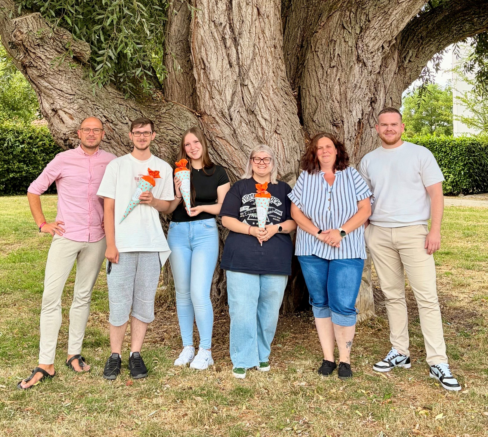 Personen auf dem Foto: Tim Scheipers (Geschäftsführer Mobilé), Jannis Abbenhaus (Azubi), Nina Prätorius (Azubi), Leah Stöckel (Azubi) Claudia Heibutzki (Pflegedienstleitung) und Nils Jasper (Pflegedienstleitung)