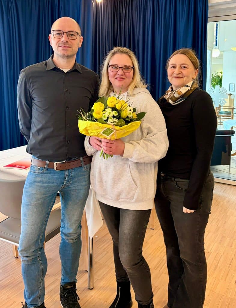 Gratulieren zur Svitlana Sokha (mitte) zur bestandenen Prüfung: Tim Scheipers (links), Geschäftsführer und Irena Garasevic (Praxisanleiterin)