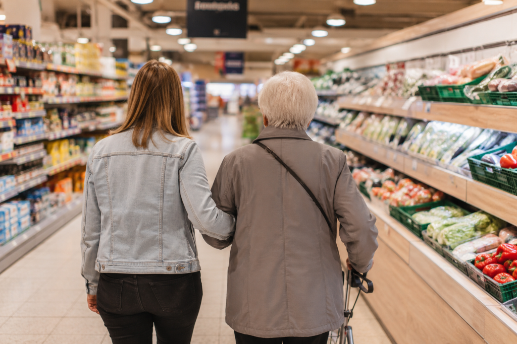 Das Bild zeigt zwei Personen im Supermarkt
