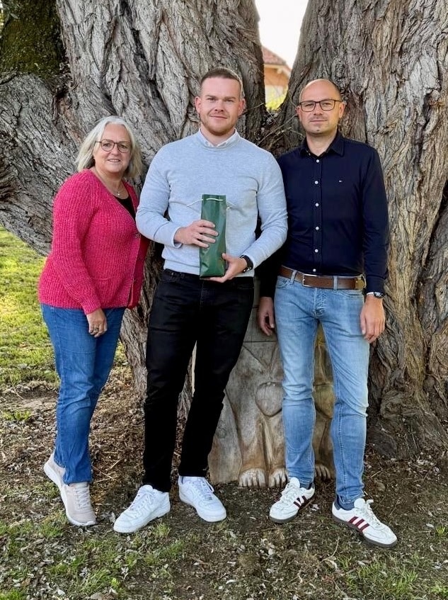 Personen auf dem Foto: Anke Bresler (Geschäftsführung), Nils Japser (Pflegedienstleitung) und Tim Scheipers (Geschäftsführer)