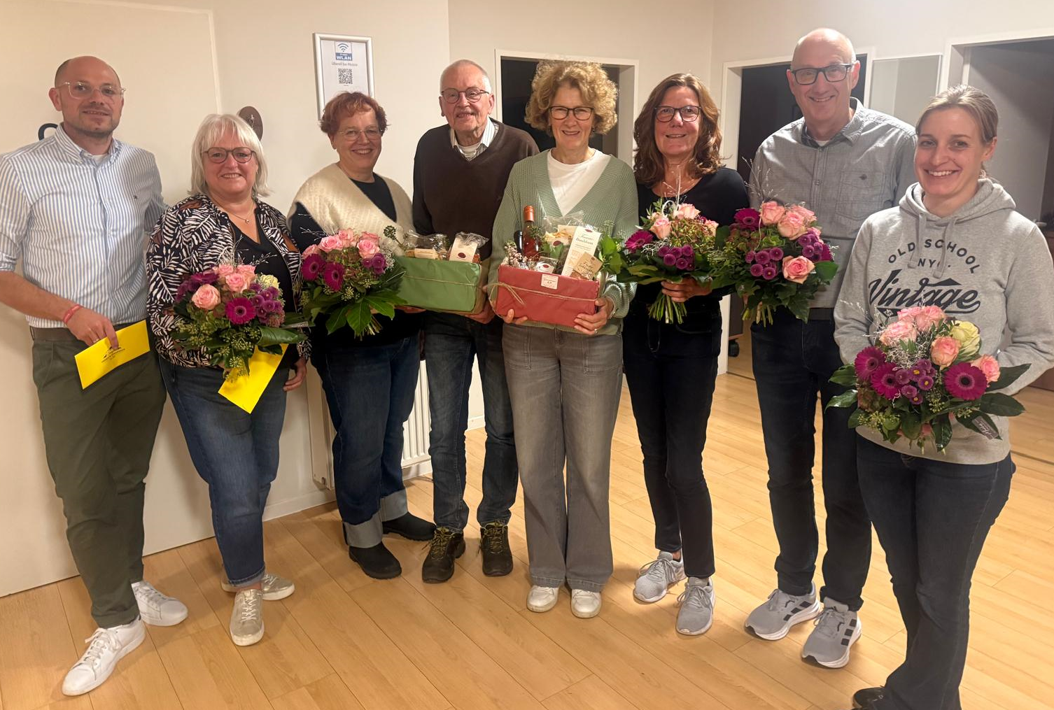 MGV_Presse_Ehrungen2026 Tim Scheipers, Anke Bresler (beide Geschäftsführung), Ute Nefigmann (Schriftführerin), Heinz Scheipers (30 Jahre Mitglied), Anita Conen Thien (35 Jahre Mitgliedschaft) Lisa Deiters (2. Vorsitzende), Norbert Hoffmann (Kassierer) und Jennifer Scholle (1. Vorsitzende).