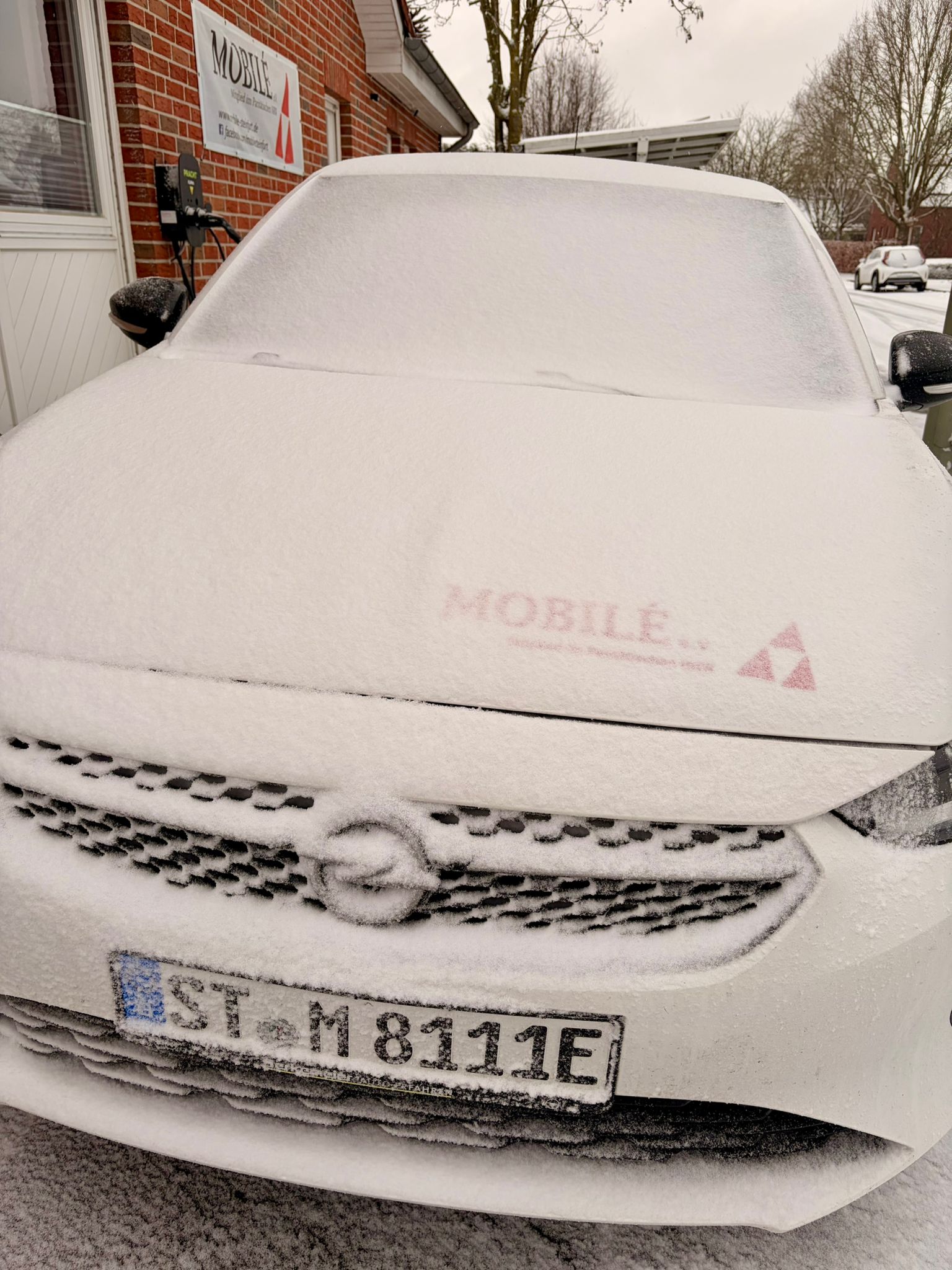 verschneites Auto