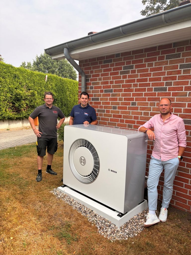 Auf dem Foto sind Michael Elfers (Elektro Elfers), Linus Kleine Berkenbusch (Firma Bäumer) und Tim Scheipers (Geschäftsführer Mobilé).